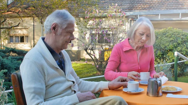 Kaukasisch Gepensioneerd Echtpaar Ontbijten Tuin Pensioen Ontspanning — Stockfoto