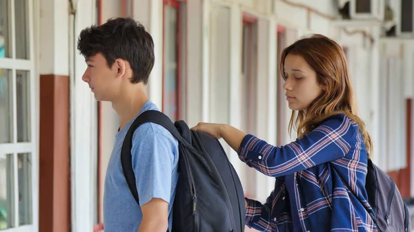 Caucásico Adolescente Pareja Buscando Mochila Escuela — Foto de Stock