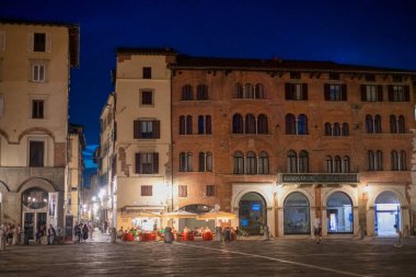 LUCCA, İTALYA - 3 AĞUSTOS 2021: St Michael Meydanı 'nda geceleyin turistler