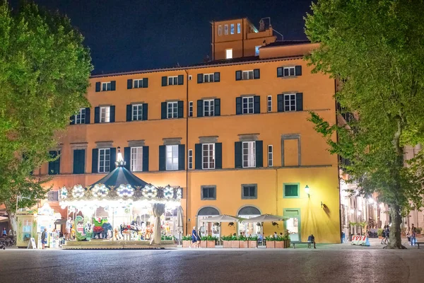 Lucca Italië August 2021 Toeristen Nachts Napoleon Square — Stockfoto