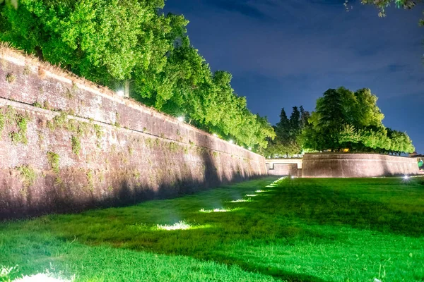 Verlichte Muren Van Lucca Het Zomerseizoen — Stockfoto