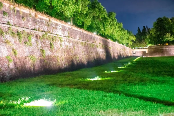 Verlichte Muren Van Lucca Het Zomerseizoen — Stockfoto