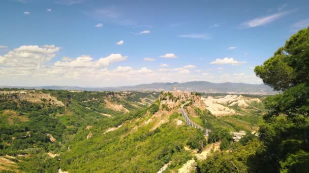 Llegando a Civita di Bagnoregio, ciudad medieval encaramada en una montaña, Italia — Vídeos de Stock