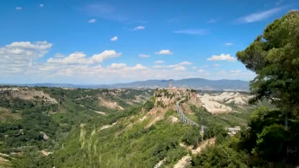 Llegando a Civita di Bagnoregio, ciudad medieval encaramada en una montaña, Italia — Vídeos de Stock