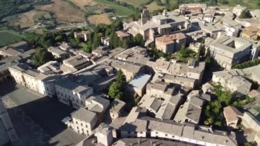 İHA bakış açısıyla Orvieto Ortaçağ kasabasının panoramik hava manzarası, İtalya