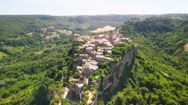 イタリアの山に佇む中世の町、シヴィタ・ディ・バグノレージョのパノラマ空撮 — ストック動画