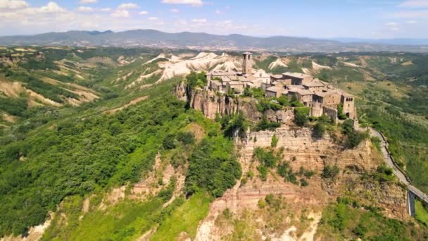 Ortaçağ şehri Civita di Bagnoregio 'nun panoramik hava manzarası İtalya' da bir dağa tünemişti. — Stok video