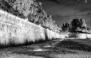 Yaz mevsiminde Lucca 'nın aydınlık duvarları