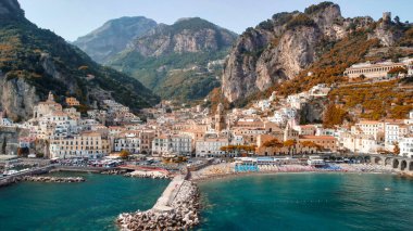 AMALFI, ITALY - 28 Haziran 2021: Amalfi kıyı şeridinin panoramik hava görüntüsü