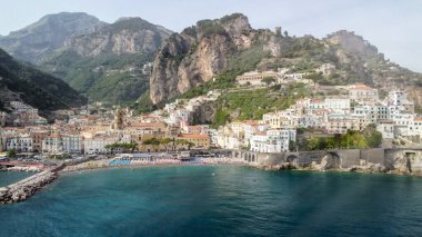 Hareket halindeki bir İHA 'dan Amalfi kıyı şeridi havadan görüntüsü, Campania - İtalya