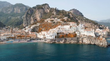 Campania, İtalya 'daki hareketli bir İHA' dan Amalfi kıyı şeridine panoramik hava görüntüsü