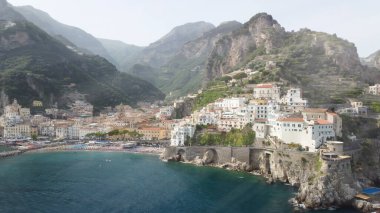 Campania, İtalya 'daki hareketli bir İHA' dan Amalfi kıyı şeridine panoramik hava görüntüsü