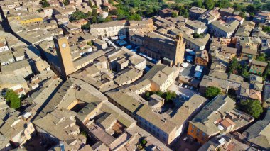 Orvieto, orta İtalya 'nın ortaçağ kasabası. İnsansız hava aracından inanılmaz hava görüntüsü