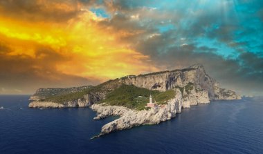 Gün batımında, deniz fenerinin üzerinde uçan bir drondan Capri 'nin inanılmaz hava manzarası.