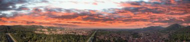 Caserta 'nın ünlü kraliyet sarayı günbatımında, insansız hava aracının bakış açısından panoramik hava manzarası