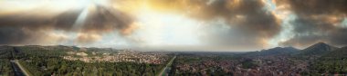 Caserta 'nın ünlü kraliyet sarayı günbatımında, insansız hava aracının bakış açısından panoramik hava manzarası