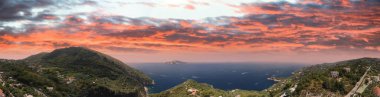 Günbatımında batı kıyısında Amalfi kıyıları, İHA bakış açısından panoramik hava manzarası, İtalya