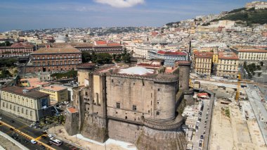 Napoli, İtalya. Gökyüzünde yükselen bir İHA 'dan şehrin havadan görüntüsü