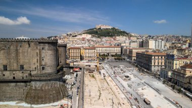 Napoli, İtalya. Gökyüzünde yükselen bir İHA 'dan şehrin havadan görüntüsü