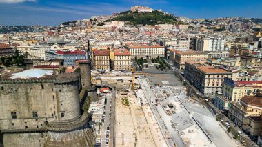 NAPLES, ITALY - 18 Haziran 2021: Gökyüzünde yükselen bir İHA ile şehir limanının havadan görüntüsü
