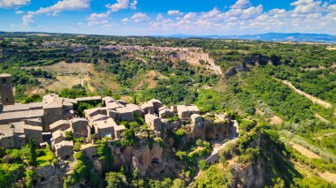 İtalya 'daki Civita di Bagnoregio adlı ortaçağ kasabasına insansız hava aracından yaklaşıyoruz.