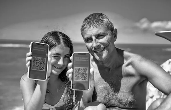 Gelukkige Familie Het Strand Met Gezellige Groene Pas Man Jarige — Stockfoto