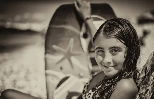 Menina Feliz Praia Segurando Sua Prancha Colorida — Fotografia de Stock