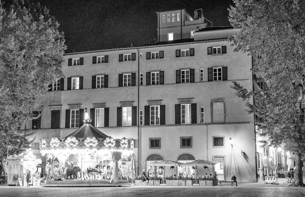 Lucca Italië August 2021 Toeristen Nachts Napoleon Square — Stockfoto