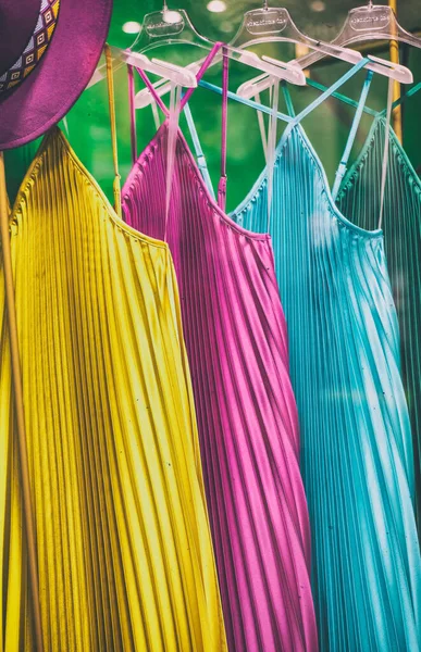 Kolorowe Sukienki Kobieta Sklepie Modą — Zdjęcie stockowe