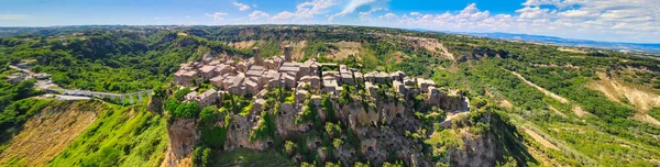 中世の都市 イタリア周辺の飛行無人機からのシヴィタ バグノレッジョのパノラマの空中ビュー — ストック写真