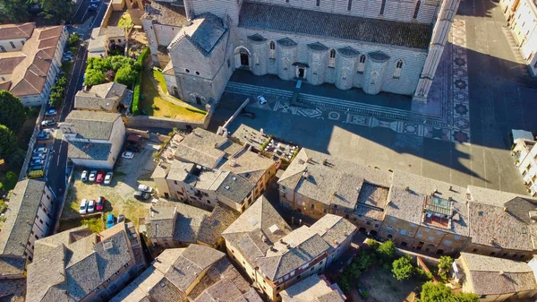 イタリア中央部の中世の町オルヴィエト 無人機からの素晴らしい航空ビュー — ストック写真