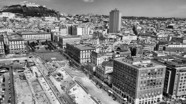 イタリアのNaples 2021年6月18日 空に上がる無人機からの都市の港の空中ビュー — ストック写真