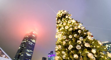 Noel ağacı ile New York City gökdelen arka plan üzerinde gece.