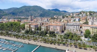 La Spezia şehir silueti, güzel bir günde gökyüzü manzarası.