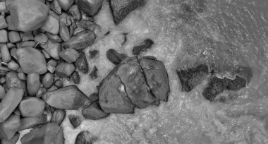 Seyşeller Sahili 'nin kayalıklı, okyanus manzaralı havadan görünüşü.