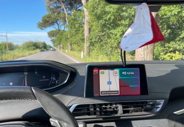 GPS 'in araç sistemi kapalı ve maske korumalı. Lüks arabalardaki iç dizayn ile birleştirmek için GPS navigatörü olan araçtaki teknoloji