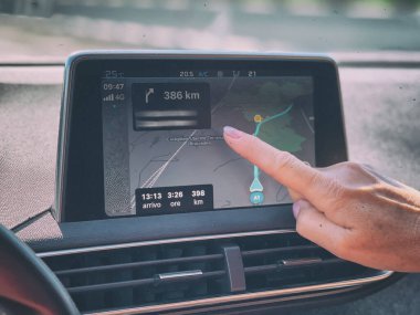 Araba kullanırken navigasyon sistemi kullanan kadın parmağı
