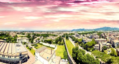 Arka plan üzerinde mucizeler Meydanı ile Pisa evlerin havadan görünümü.