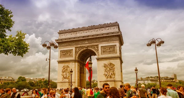 Paris França Junho 2014 Turistas Apreciam Vista Arco Triunfo Dia — Fotografia de Stock