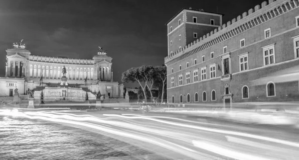 Ślady Świetlne Samochodów Placu Weneckim Nocy Rzym — Zdjęcie stockowe
