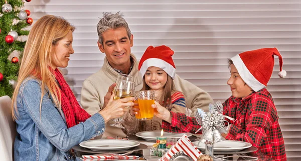 Conceito Família Natal Adultos Crianças Trocando Presentes — Fotografia de Stock