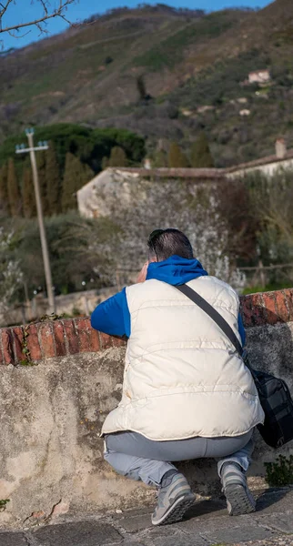 Een Kaukasische Mannelijke Fotograaf Maakt Foto Van Een Oriëntatiepunt — Stockfoto