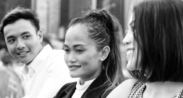 Tres Jóvenes Amigos Asiáticos Pie Aire Libre Ciudad Hablando Sonriendo — Foto de Stock