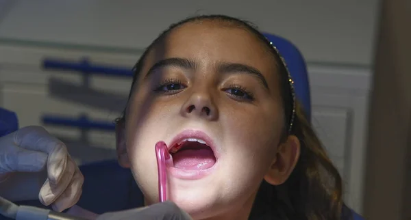 Dentysta Czyści Dziewczynie Zęby Specjalnym Narzędziem Profilaktyka Stomatologiczna — Zdjęcie stockowe