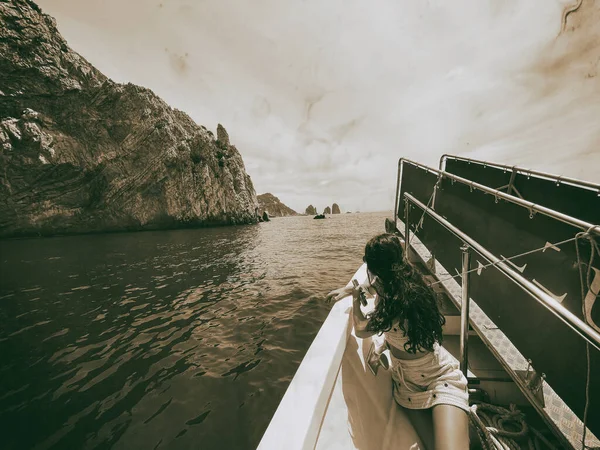 Capri Faraglioni Ziyaret Eden Güzel Bir Kadının Arka Görüntüsü — Stok fotoğraf