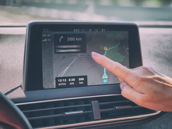 Vrouw Vinger Met Behulp Van Navigatiesysteem Tijdens Het Besturen Van — Stockfoto