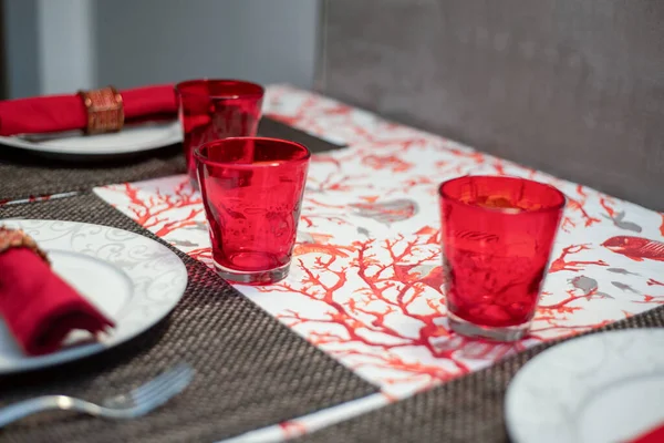 Rote Und Weiße Farben Auf Der Vorbereiteten Tischdecke — Stockfoto