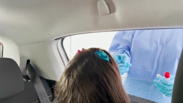 Tes swap in-car. Gadis muda menjalani tes covid — Stok Video