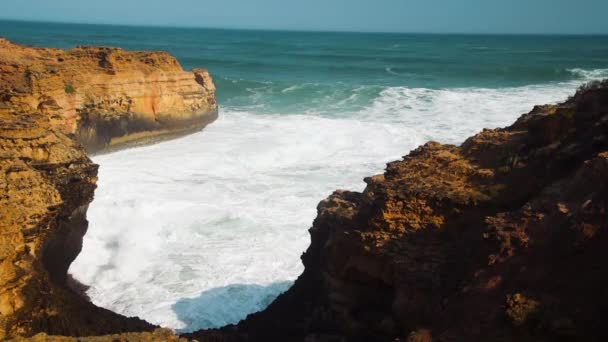 Puente de Londres formación de rocas naturales a lo largo de la Great Ocean Road, Australia — Vídeo de stock