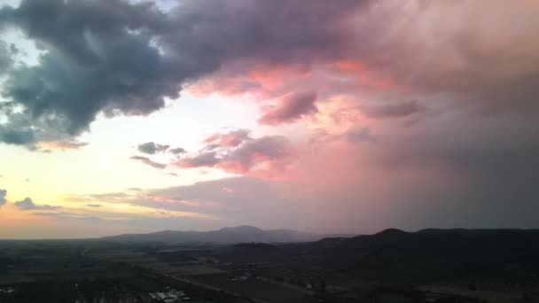 Naplemente az ég a horizonton a tenger mentén, panorámás kilátás a drón szemszögéből — Stock videók
